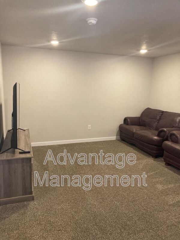 Building Photo - 1010 N 20 E