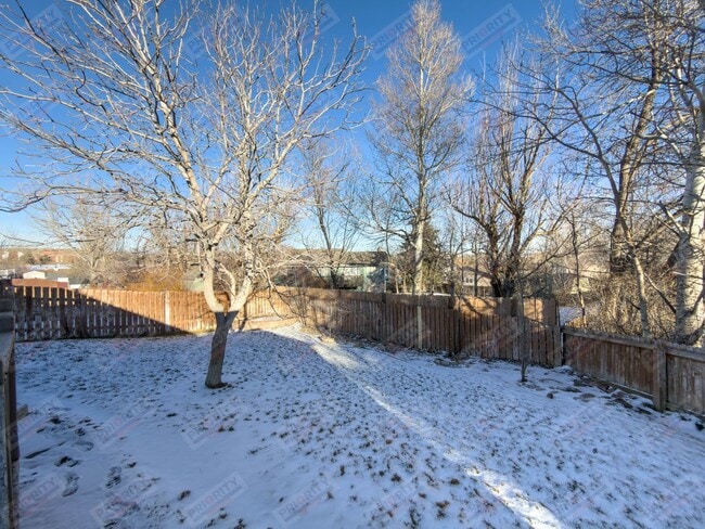 Building Photo - Main level living!