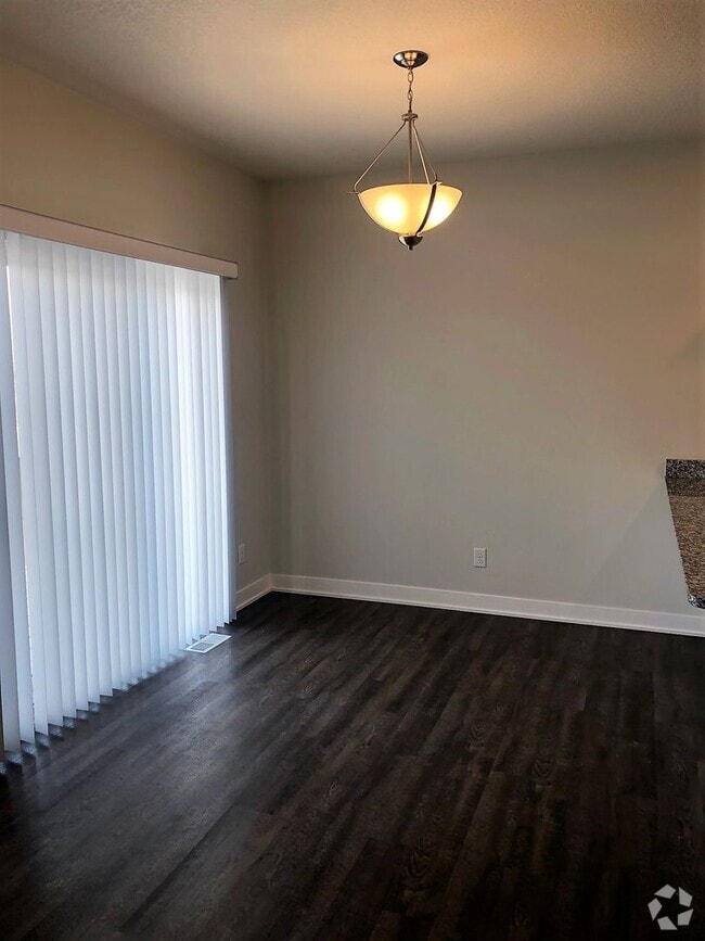 Building Photo - HUGE Single Family Home Available!