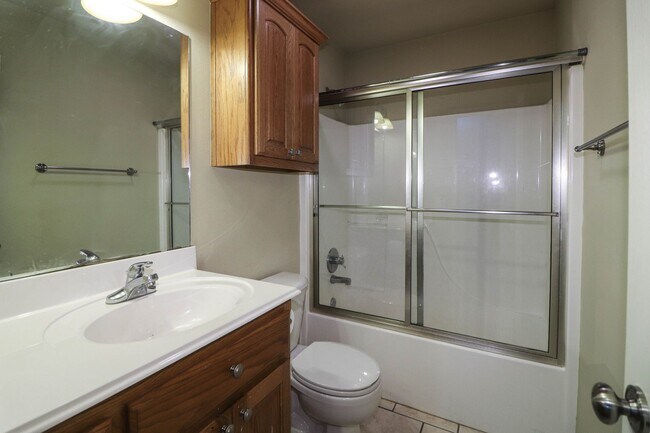 Building Photo - New vinyl plank in bedrooms, hall, new paint, new heat & air conditioning system 2025, large livi...