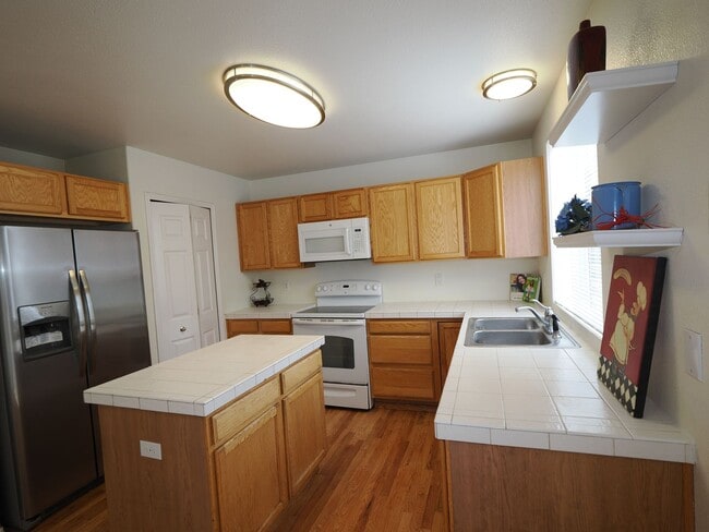 Building Photo - 815 Riverview Ln