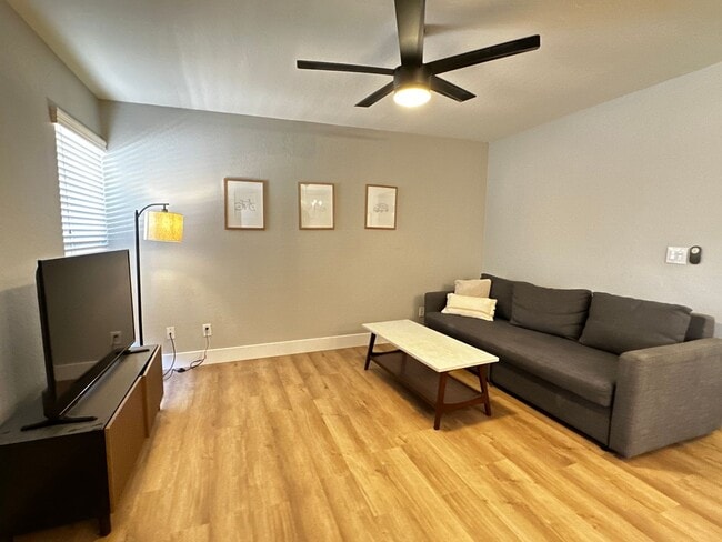 Building Photo - FULLY FURNISHED 1 BEDROOM 1 BATHROOM CONDO UPDATED HEART OF THE VALLEY