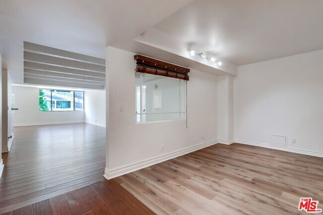 Building Photo - 435 N Oakhurst Dr