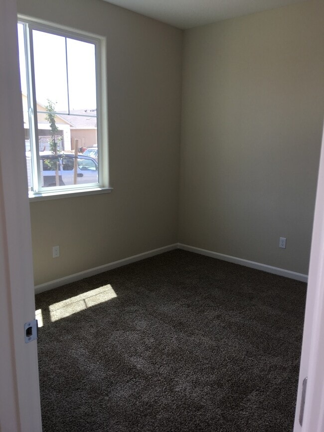 Building Photo - Do Not Disturb Occupants. Apply Now to Schedule Viewing. *****YARD SERVICE INCLUDED*****