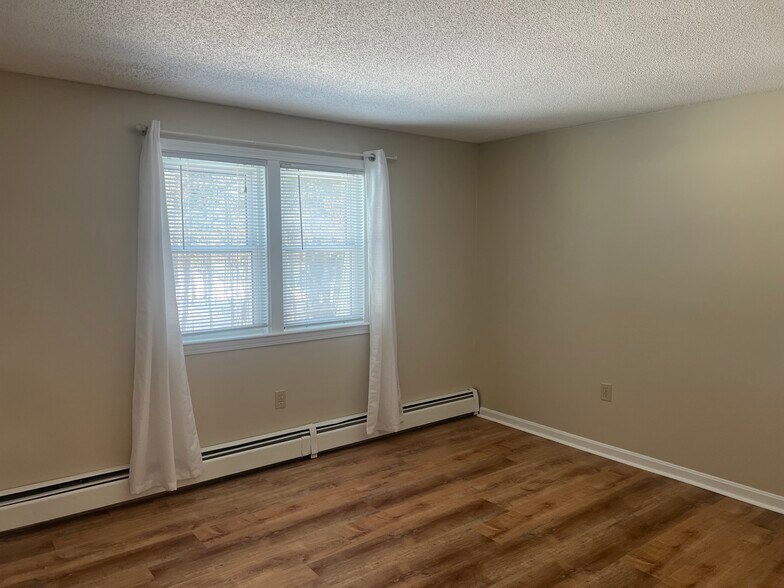 Building Photo - 3 Knights Bridge Dr