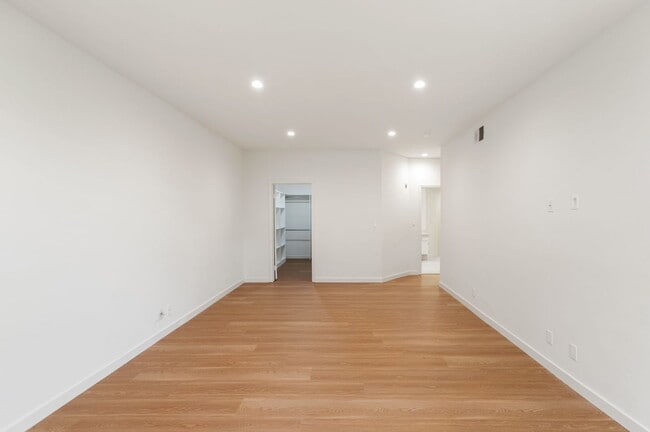 Building Photo - Beverly Hills Prime Location - 2 bed 2.5 bathroom