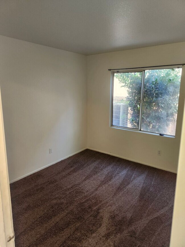 Building Photo - Spacious 4-Bedroom Home in a Prime Location