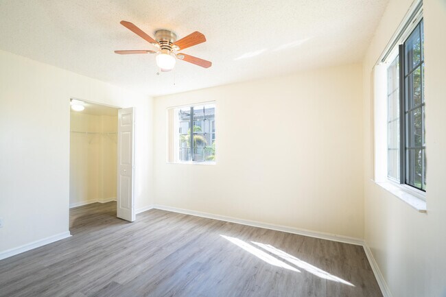 Building Photo - 1300 Crestwood Ct S
