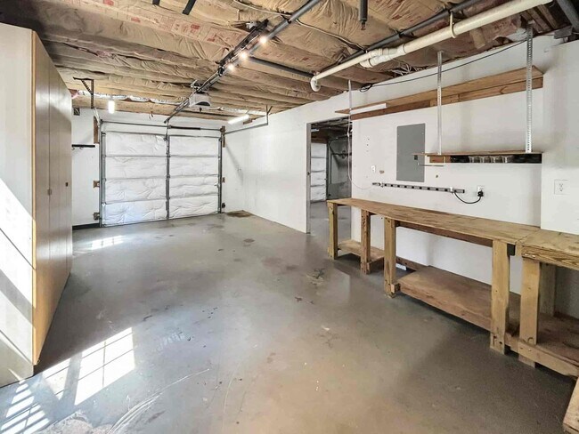 Building Photo - 670 Mitchell Dr