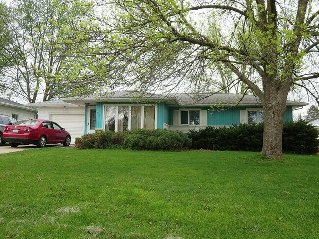 Primary Photo - 643 Burbank Ave