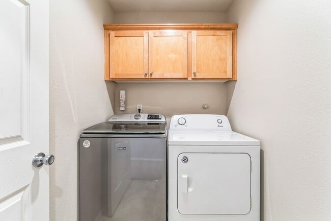 Building Photo - 2936 NE 13th Dr