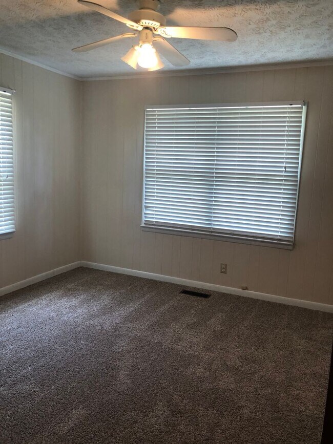 Building Photo - 880 Locke Dr