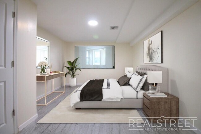 Building Photo - NO FEE! 3 BED 1.5 BATH DUPLEX in Stuyvesan...