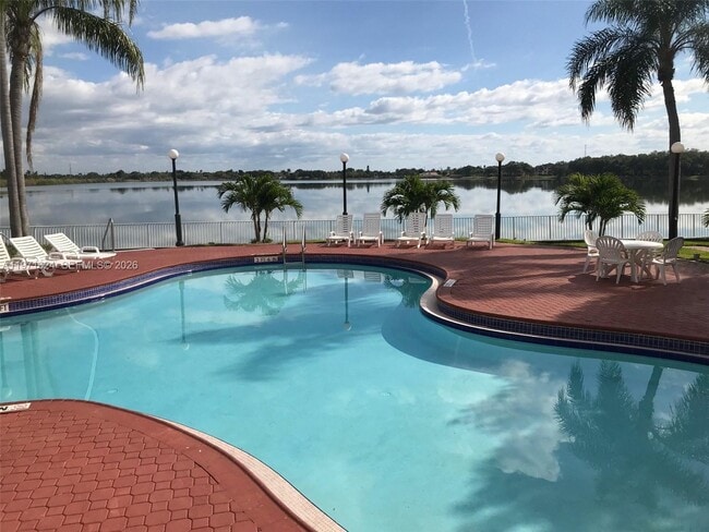 Building Photo - 2831 N Oakland Forest Dr