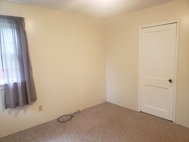 Building Photo - Charming Cottage in Woodburn with Large Yard!