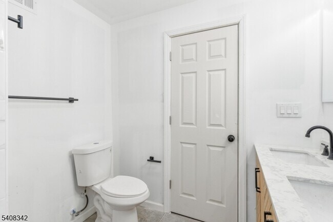 Building Photo - 528 S 13th St