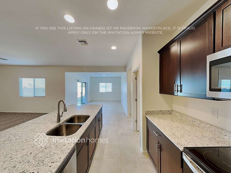 Building Photo - 18099 N Lakeside Ct