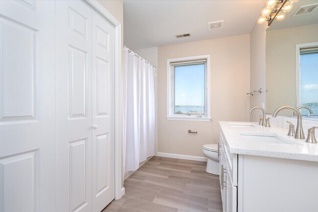 Building Photo - 1100 Paca Dr