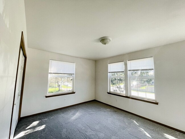Building Photo - Bright Everett Home with 2-Car Garage(NEW PAINT AND CARPET)