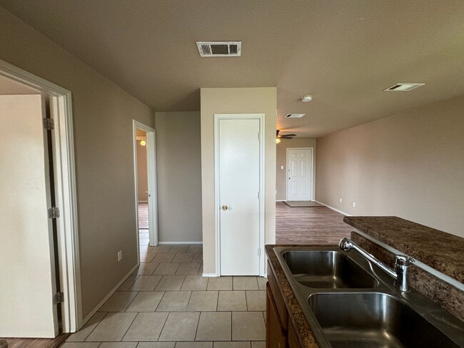 Building Photo - 5702 Greengate Dr
