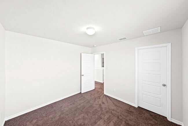 Building Photo - 1 MONTH FREE RENT WITH 18 - 24 MONTH LEASE!!! AVAILABLE THROUGH MARCH ONLY!