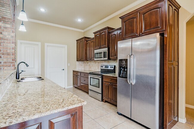 Building Photo - 602 SW Barn Valley Rd