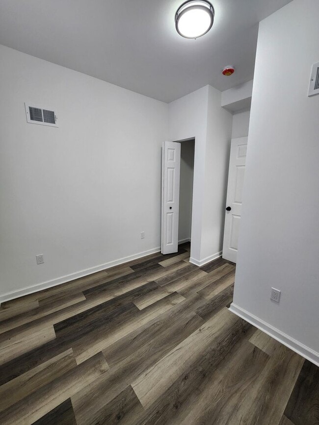 Building Photo - 5012 W Stiles St