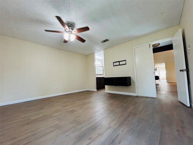 Building Photo - 11699 Village Pl Dr