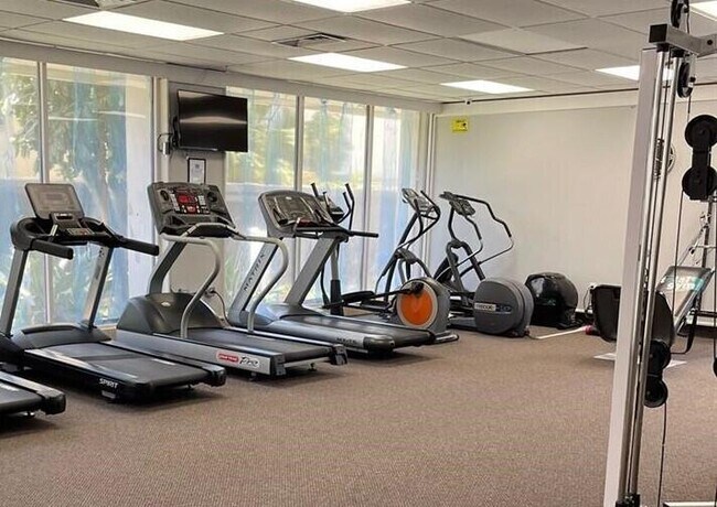 Building Photo - 300 Bayview Dr