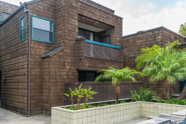 Building Photo - Great 2 Bedroom condo in UTC!