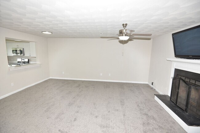 Building Photo - Renovated Townhome for Rent