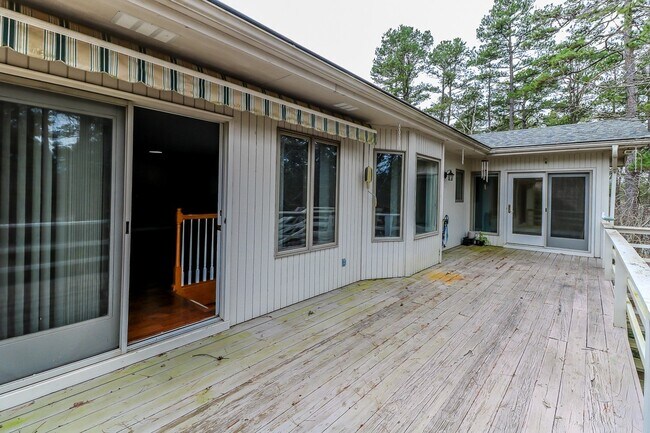 Building Photo - Beautiful 4 Bedroom, 3 Bath home. It has a 2 car garage plus a 1 car carport.  Stay warm in the w...