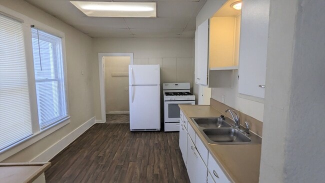 Building Photo - 247 W. Southern. large 2 bedroom house