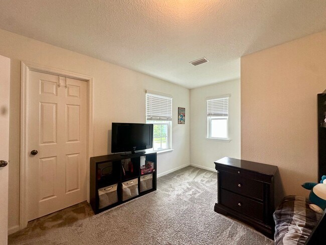 Building Photo - Spacious Home in Growing Area!
