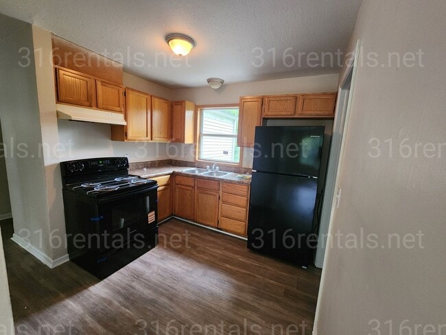 Building Photo - $995 - 3 bedroom / 1 bathroom - Single Fam...