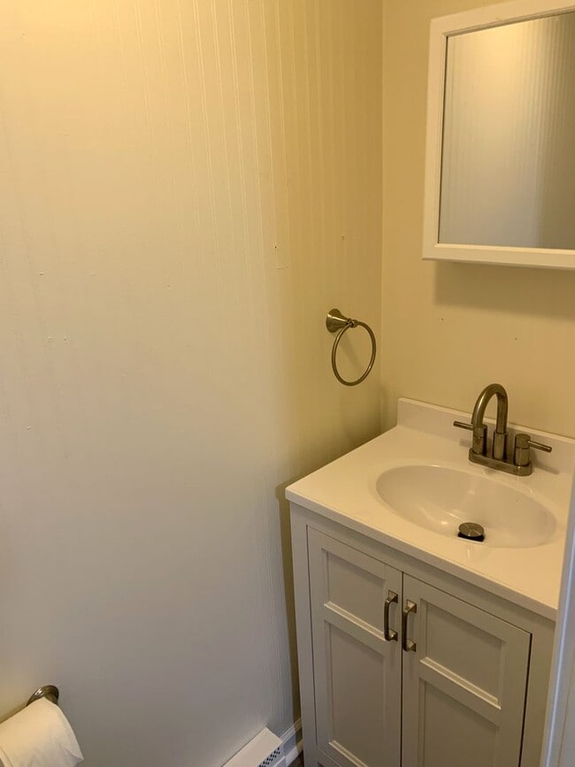 Building Photo - Newly renovated 4 bed/2.5 bath single fami...