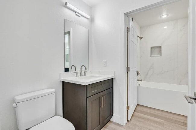 Building Photo - Beautifully Upgraded Park Avenue Condo Ava...