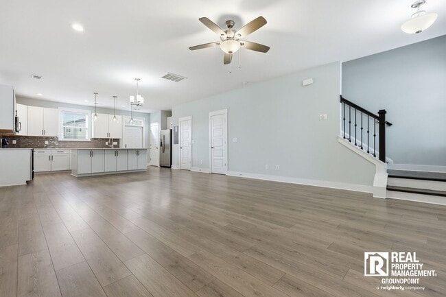 Building Photo - Oversized Kitchen + Prime Park Circle Location | 2BR Townhome