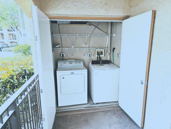 Building Photo - 220 SW 116th Ave