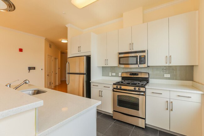 Building Photo - 2/Bedroom 2/Full bath - Panoramic Views - Best Location In Edgewater