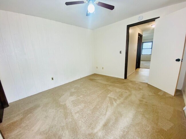 Building Photo - 420 S Maple Ave