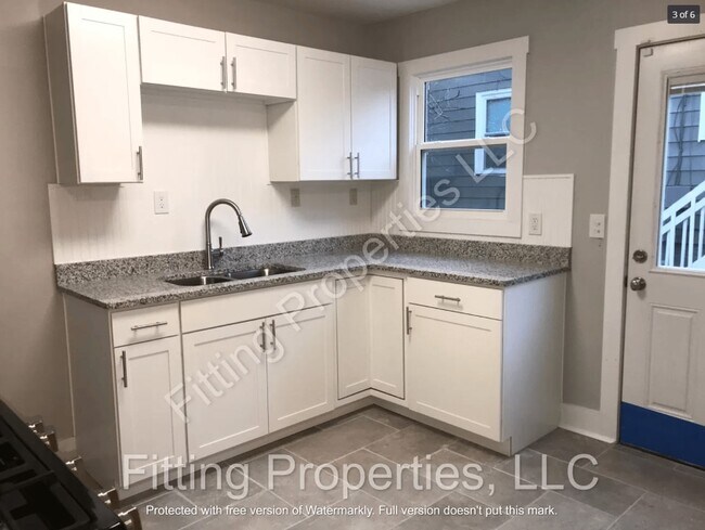 Building Photo - 624 Frasier St SE