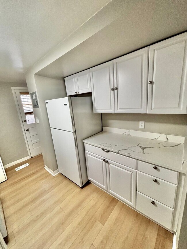 Building Photo - Prime Location! 1BR Bungalow Near DU, Light Rail & Porter Hospital — Available Now!!