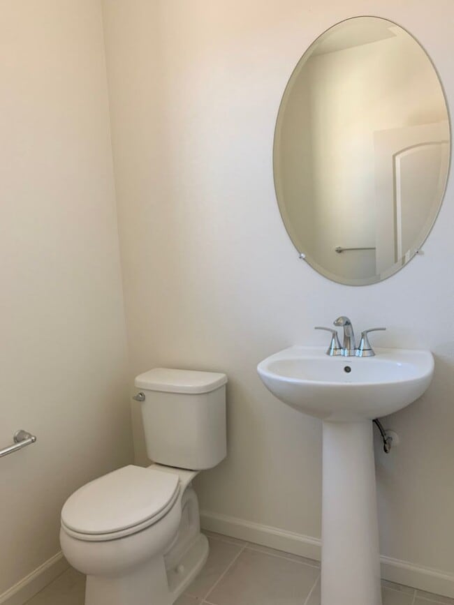 Building Photo - 2025 Built 3/2.5 in Hollister