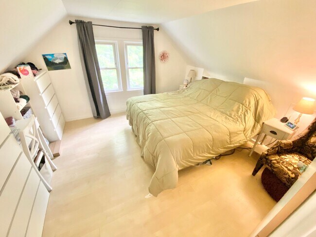 Building Photo - 4 Bedroom Home in South Burlington VT Avai...