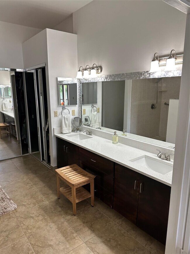 Building Photo - 3024 Lucerne Park Dr