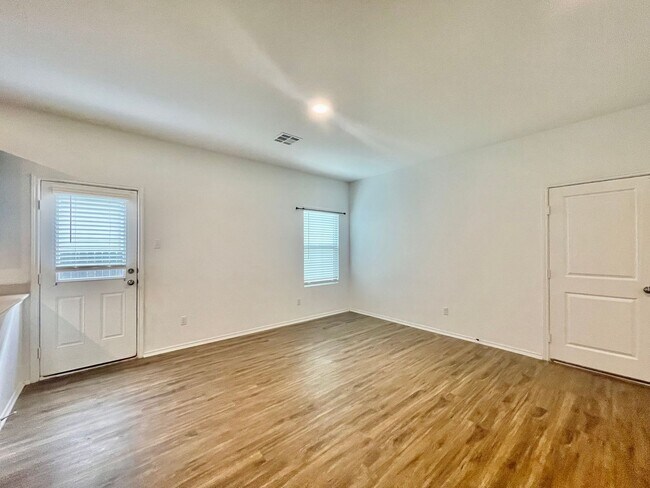 Building Photo - Newly Built & Ready Now!