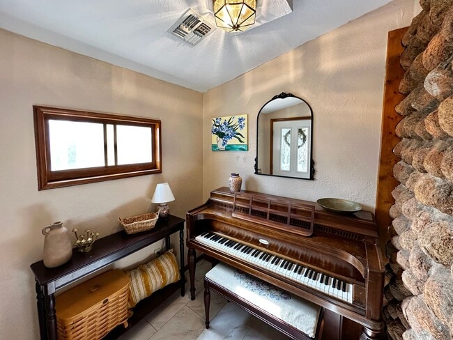 Building Photo - Rustic Charm