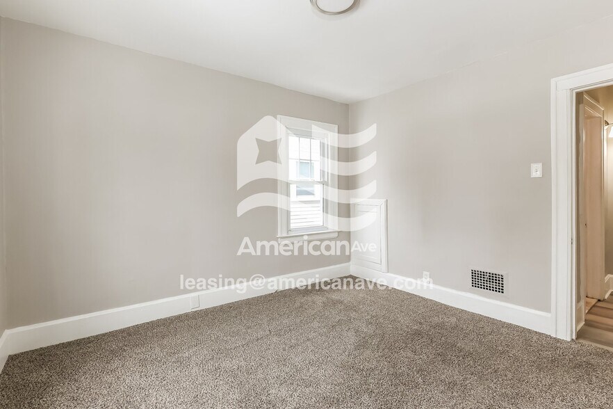 Building Photo - 922 Edgewood Dr