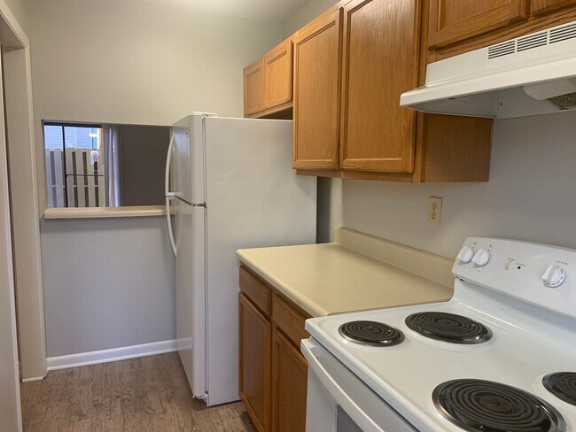 Building Photo - 3 BR/2 BA townhouse with neighborhood pool...